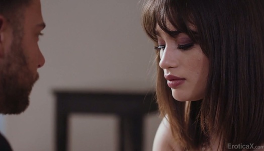 Szex kép: A gyönyörű szőrös punciját megdugja a főnöke