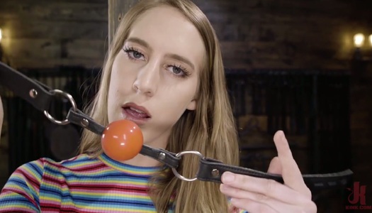 Szex kép: A szexőrült pornószínésznő új szex gépet tesztel