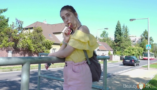 Szex kép: A bájos diáklány szopást ad és szexel