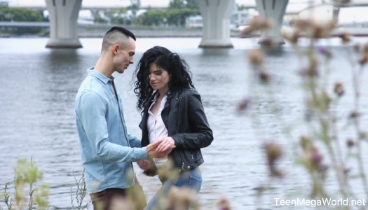 Szex kép: A göndör barna hajú csaj őrült szexet él át az első randin