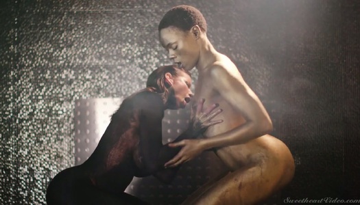 Szex kép: Látványos leszbikus szex négerekkel