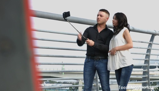 Szex kép: A szexuális töltetű barna Roxy érzéki szopást ad majd dugnak