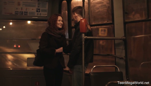 Szex kép: Az orosz lány az első randin a végbélnyílását dugatja