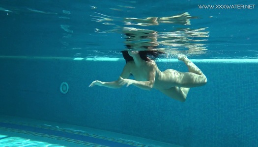 Szex kép: Orosz úszólány sztriptízt mutat a víz alatt
