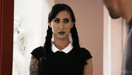 Szex kép: A tetovált csaj Lili megvadul a kemény faszon