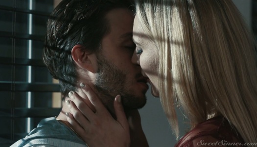 Szex kép: A mostohaanya Mona elcsábítja mostohafiát miközben férje üzleti úton van