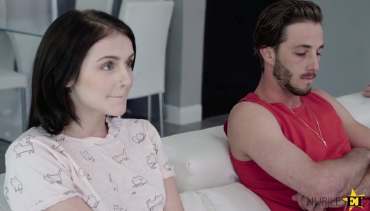 Szex kép: A csinos barna beleszeret a jóképű mostohatestvérébe