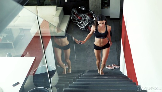 Szex kép: A vékony barna Kata lezuhanyoz és dugatja a végbélnyílását