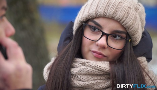 Szex kép: Félénk barna Bella szopást ad és az első randevún lefekszik