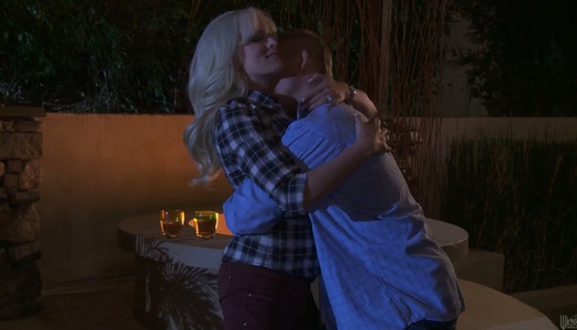 Szex kép: Szőke menyecske hatalmas mellekkel őrült szexet folytat szeretőjével