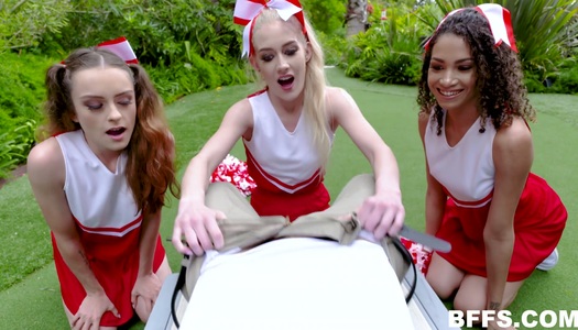 Szex kép: Egy csávó három játékos pompom lányt dug