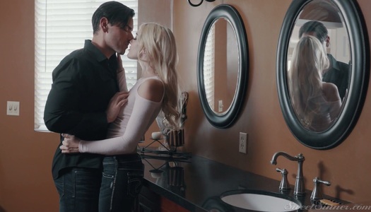 Szex kép: A dögös szőke csaj szeretkezik jóképű barátjával