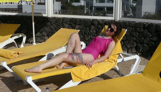 Szex kép: A félmeztelen bikinis lány Bea villogtatja finom melleit a medence mellett