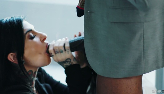 Szex kép: Tetovált fehér csaj Johanna hatalmas fekete farkat nyel anális szex előtt