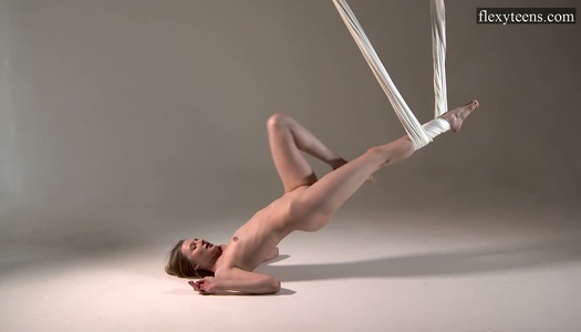 Szex kép: A rugalmas orosz tornász meztelenül fekszik a légi függőágyban