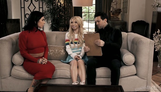 Szex kép: Perverz tetovált pár szép 19 éves szőke tinivel szexel