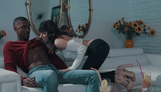 Szex kép: Vékony barna kis mellekkel Vera forróvérű fekete barátja dugja