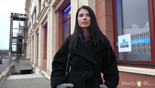 Szex kép: A lapos mellkasú barna az első randin szexel