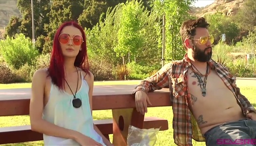 Szex kép: A forróvérű vörös hajú szuka Lili őrült csoportos szexben vesz részt