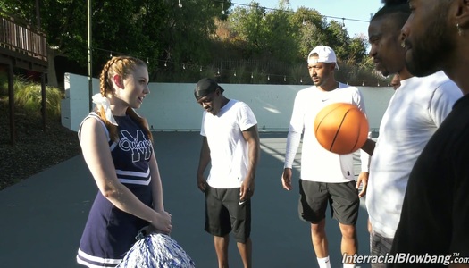 Szex kép: A fekete kosárlabdacsapat fehér pompomlány mély torkát dugja