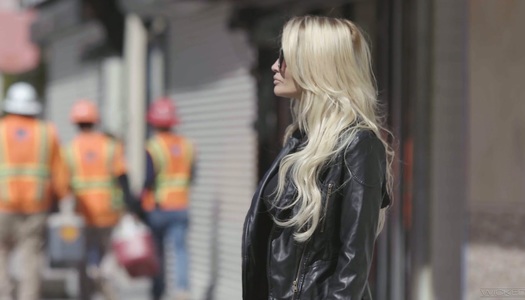 Szex kép: A szőke leszbikus nyalást ad közvetlenül a motorháztetőn