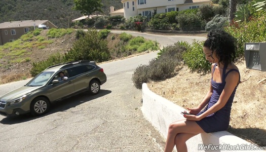 Szex kép: Kis mellű néger tini szopást ad és kint baszik