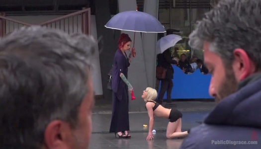 Szex kép: A kurva Szilvia levetkőzik és megalázzák a nyilvánosság előtt