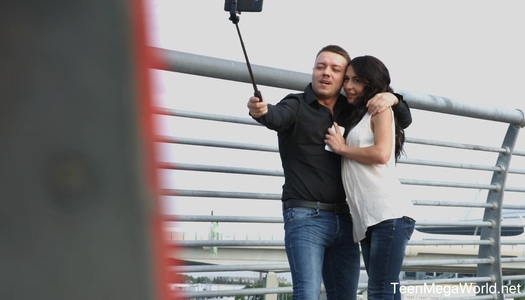 Szex kép: A bájos 19 éves tinédzser szeretkezik az első randin