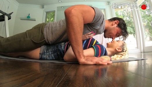 Szex kép: Az aranyos szőke csajt keményen megbassza a forróvérű mostohatestvére