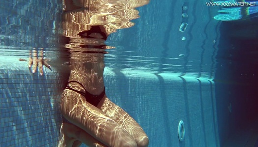 Szex kép: Víz alatti sztriptíz