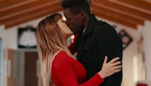 Szex kép: Nagy fekete csávó élvezi a nagy mellű szomszéd feleséget