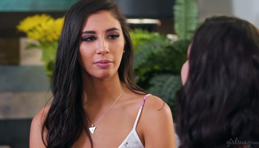 Szex kép: Ribanc csaj tökéletesen formázott testtel interjút ad