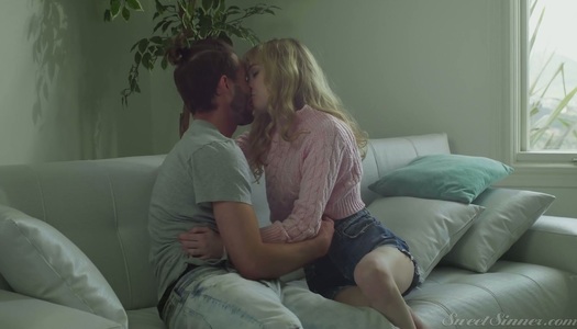 Szex kép: A félénk szőke szeretkezik szakállas barátjával