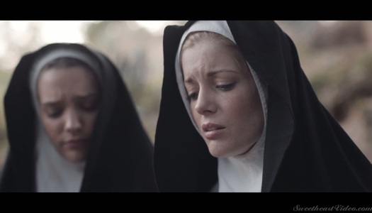 Szex kép: Két bűnös apáca nyalogatja először egymást