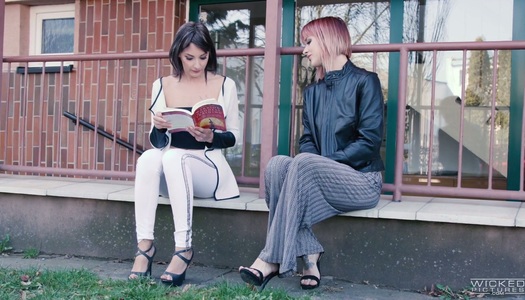 Szex kép: A ribanc leszbikus barátnője puncit nyal kutyus stílusban