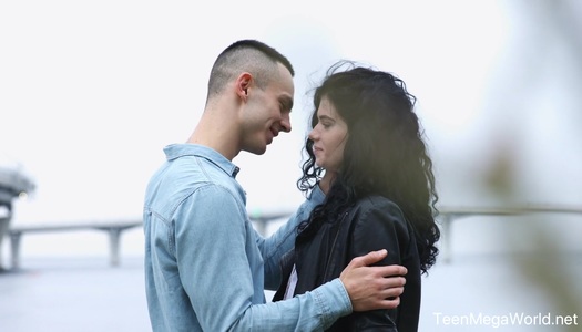 Szex kép: Göndör barna hajú Angéla az első randin szeretkezik új barátjával