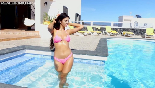 Szex kép: A szexi csaj finom érett melleket mutat