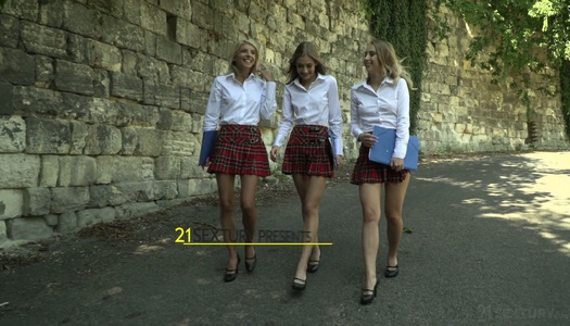 Szex kép: Három főiskolai barátnő nyalogatja és ujjal dugja egymást