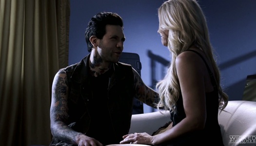 Szex kép: Szexi kis cicis szőke anya tetovált nagy farkú pasival szexel