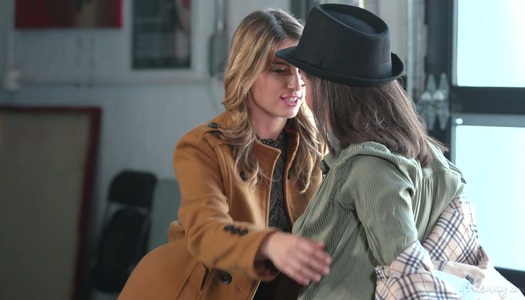 Szex kép: Két szexi leszbi barátnő a garázsban szexel