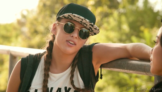 Szex kép: Két fiatal tini lány nyalogatják egymás finom kis punciját