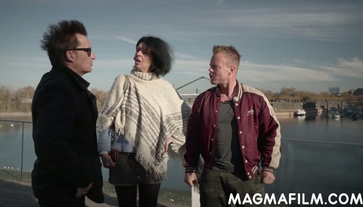 Szex kép: Német anyukát rávette két srác hogy szexeljen velük