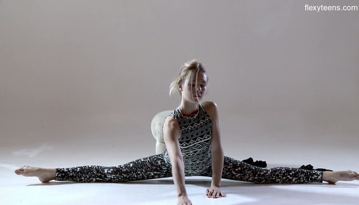 Szex kép: Hajlékony orosz tini lány meztelenre vetkőzve szeret edzeni